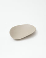 Hin Pebble Plate in Small, Soil Beige